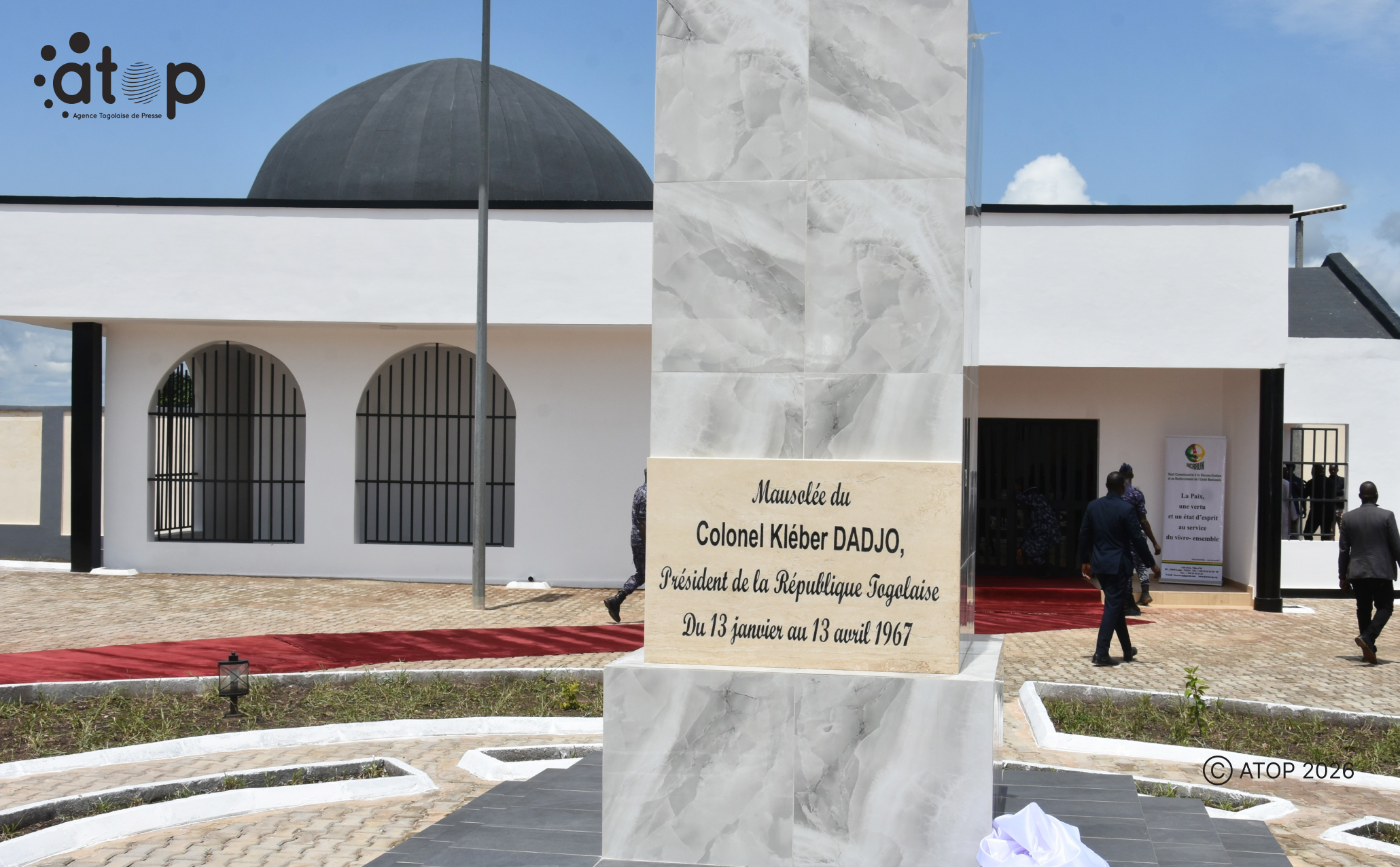 8 Le mausolee et le batiment arriere plan abritant la tombe de lillustre