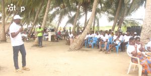 8 le directeur executif de lassociationAssigbley komi Edem presentant le sous projet a la communaute riveraine