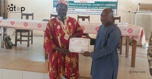82 Le maire a droite remet une attestation a un participant