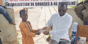 Tchaoudjo/ Education inclusive : L’ABEA remet la 2è tranche de bourses d’études à 40 orphelins de Kadambara 2 9 Dr. Asmanou remettant la bourse a une beneficiaire