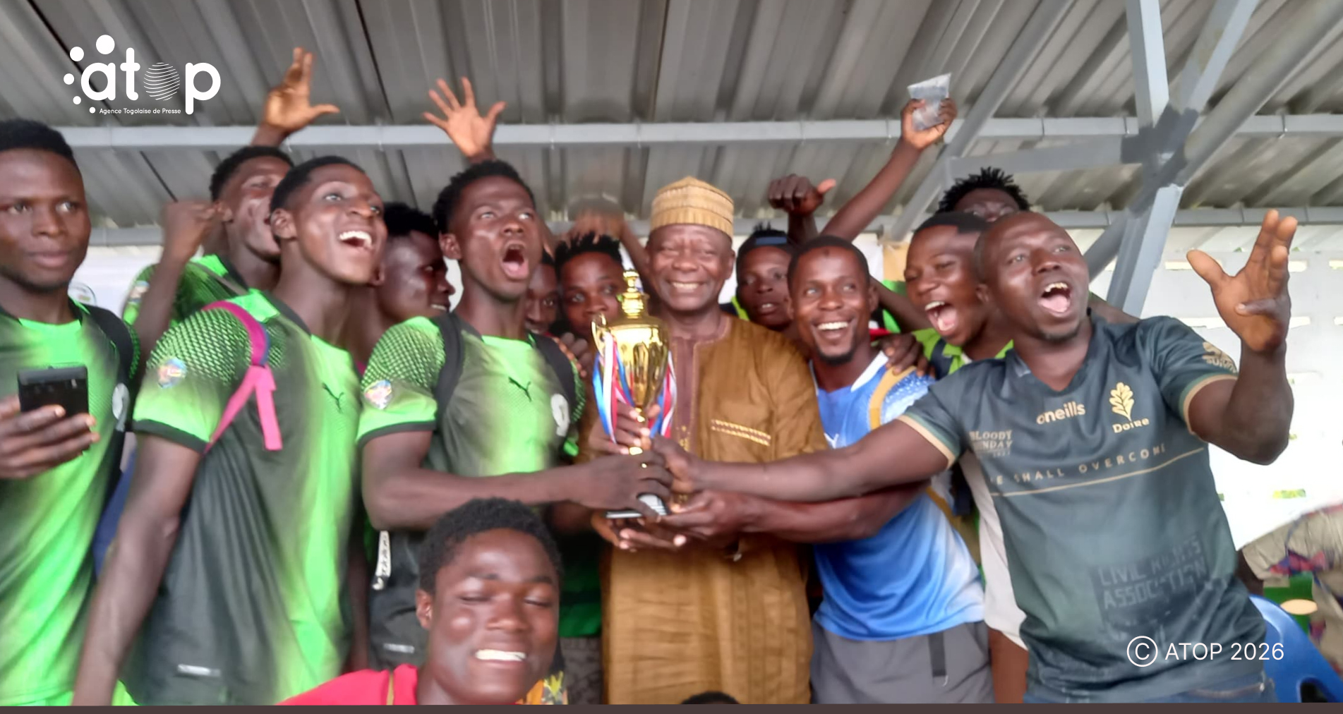 9 Le maire Ebeh remettant le trophee aux vainqueurs