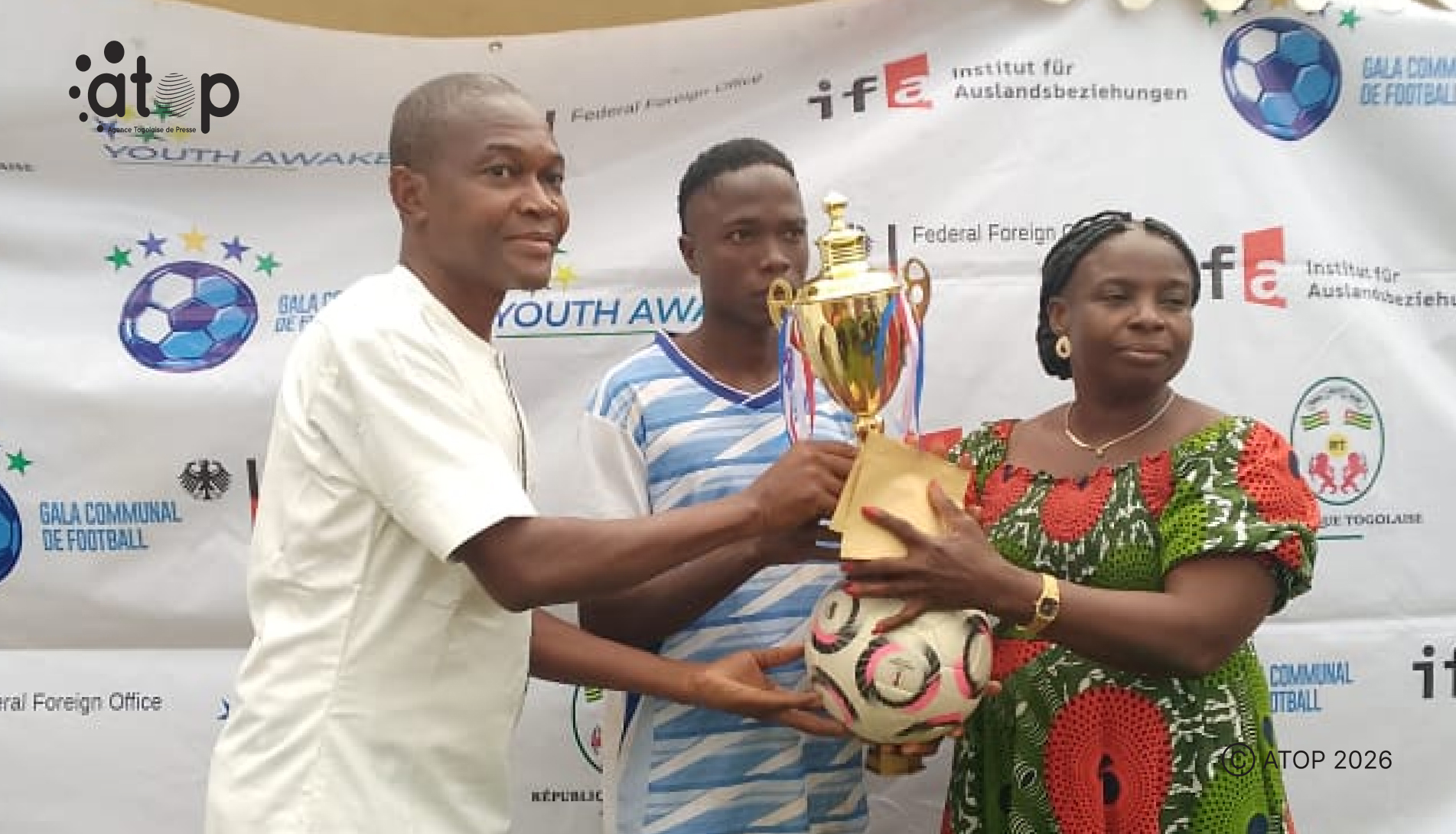 9 Remise de la coupe et une enveloppe au capitaine de lequipe victorieuse