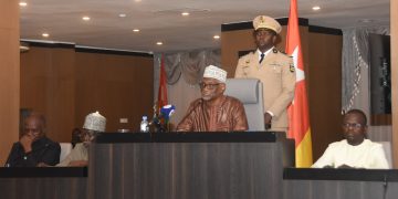 Sénat : le projet de loi modifiant l’institution des juridictions commerciales adopté 5 Barry Moussa Barque presidant la seance