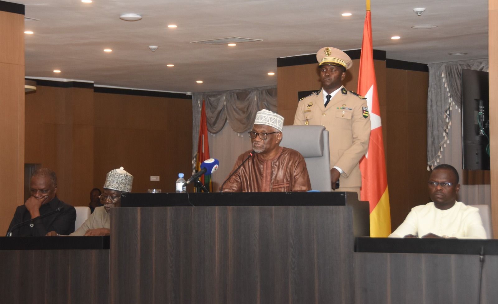 Barry Moussa Barque presidant la seance