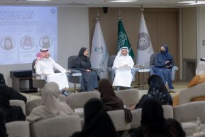 Arabie saoudite : Un symposium examine les liens entre médecine, littérature et intelligence artificielle 2 Des panelistes devant un auditoire 1