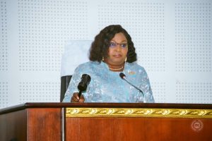 La presidente cloturant la 2e session extraordinaire 2026