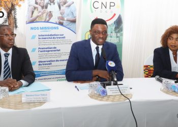 Le ministre Fofana au micro lancant les programmes