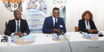 Le ministre Fofana au micro lancant les programmes