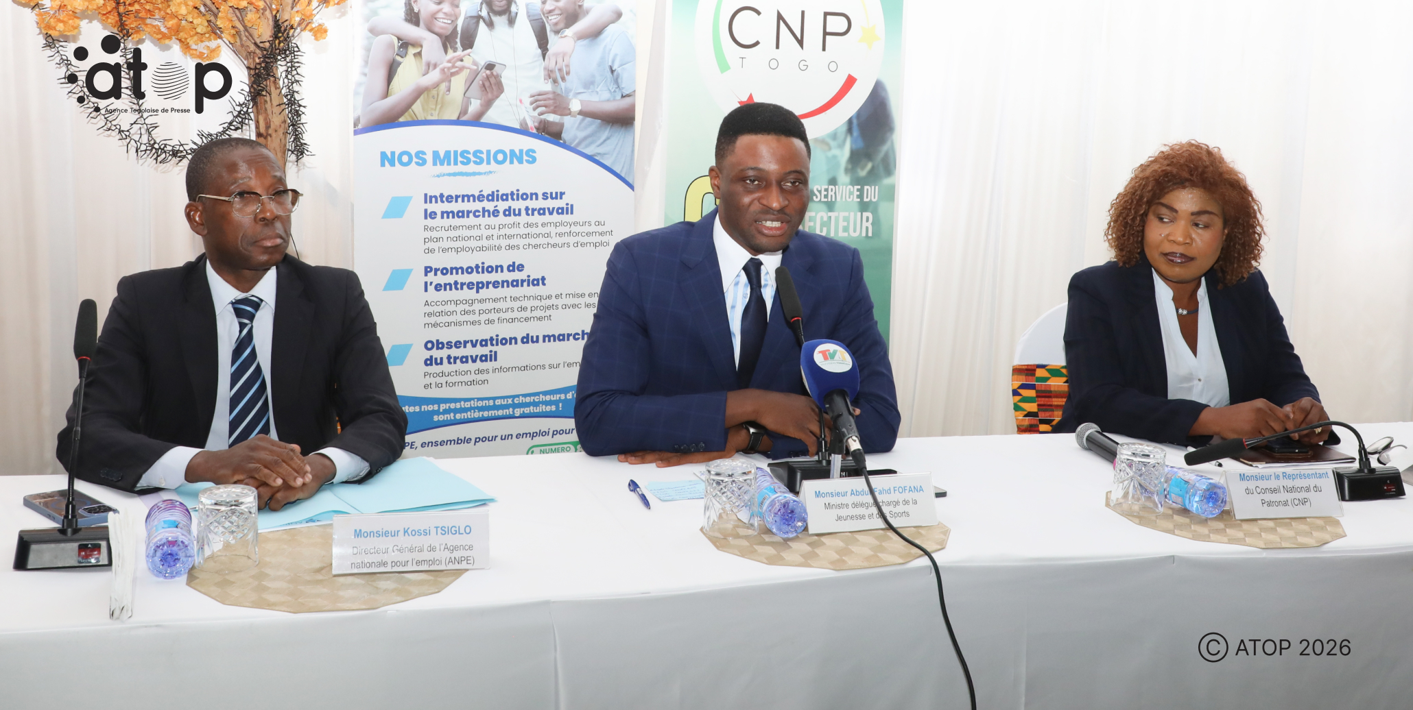 Deux programmes de stages pour faciliter l’immersion professionnelle des jeunes 1 Le ministre Fofana au micro lancant les programmes