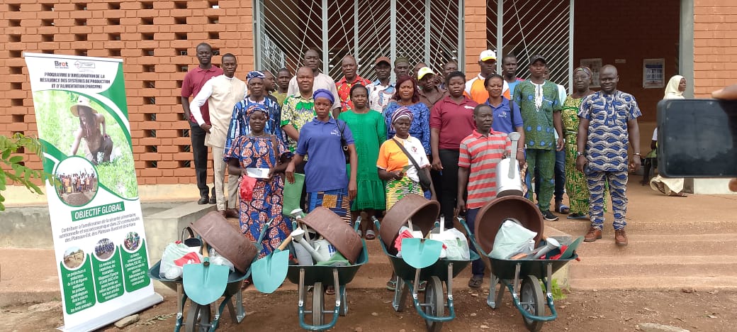 Les beneficiaires entoures des autorites locales ont pose ensemble