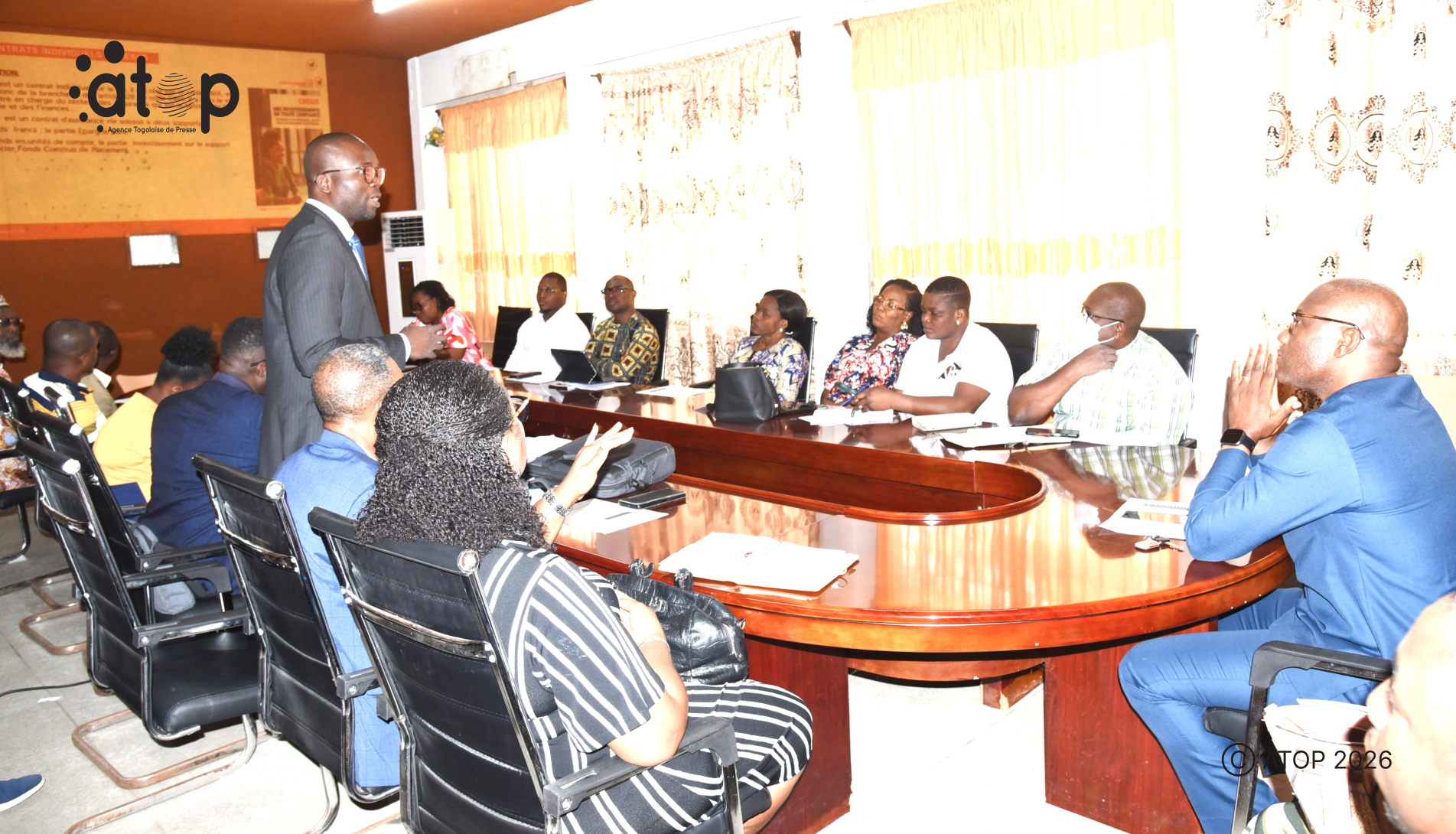 M. Idrissou Loukoumane debout presentant le produit Cresus a lassistance