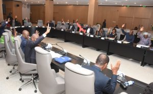 les Senateurs adoptant la loi instituant les juridictions commerciales