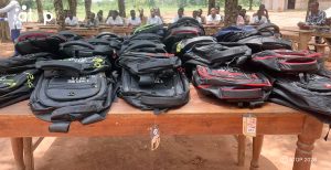Avé : Des cadres UNIR encouragent l’excellence scolaire par la remise de kits aux meilleurs élèves 2 1 Vue partielle des kits scolaires