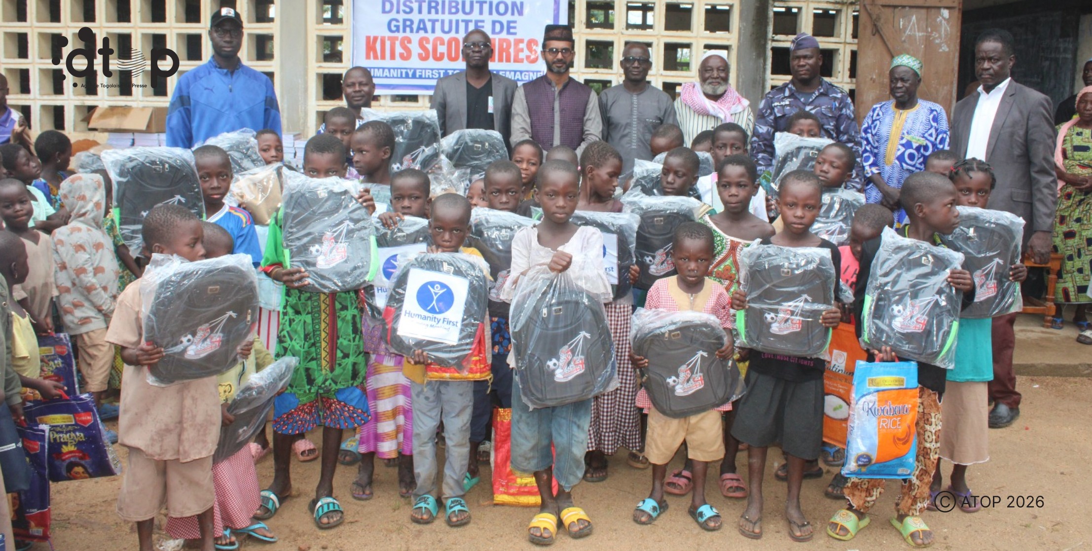 10 Les officiels et quelques beneficiaires brandissant leurs kits