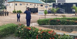 11 Le gouverneur Dadja Maganawe presentant des honneurs devant le monument