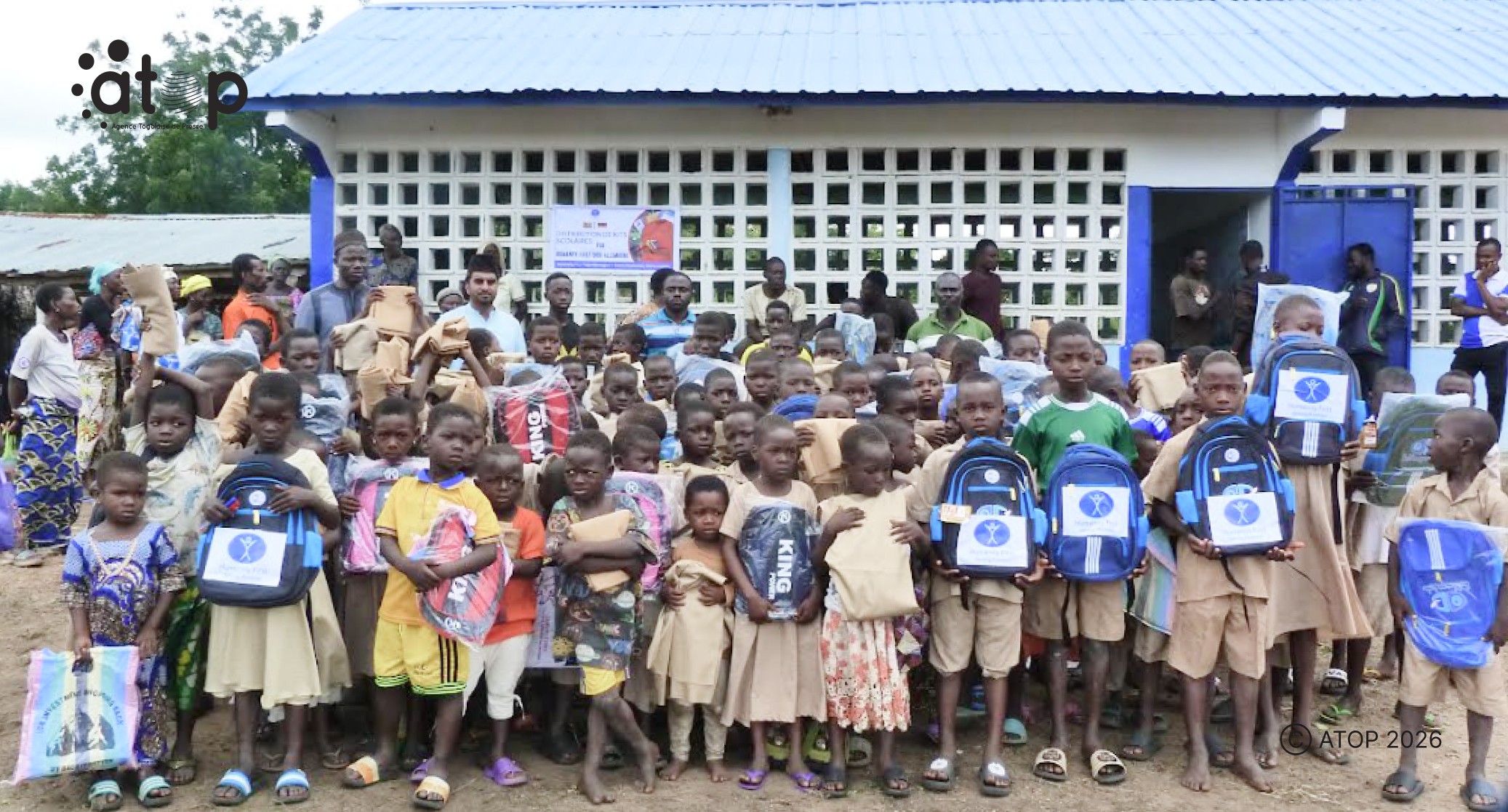 11 Les beneficiaires de Yokou posant avec les membres Humanity First 1