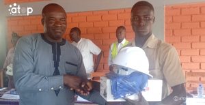 12 Le prefet de Bassar Lt col Asiah Hodabalo remettant un kit a un eleve