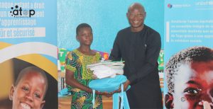 12 Une laureate recoit son kit