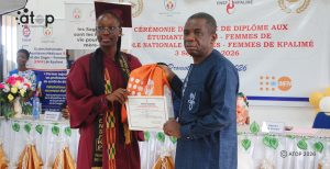 13 La 1ere de la promotion des Sage femmes recoit son diplome et son prix des mains du prefet de Kloto droite