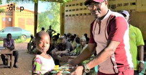 16 Dr Lakmon Laounwi remettant un kit a une beneficiaire