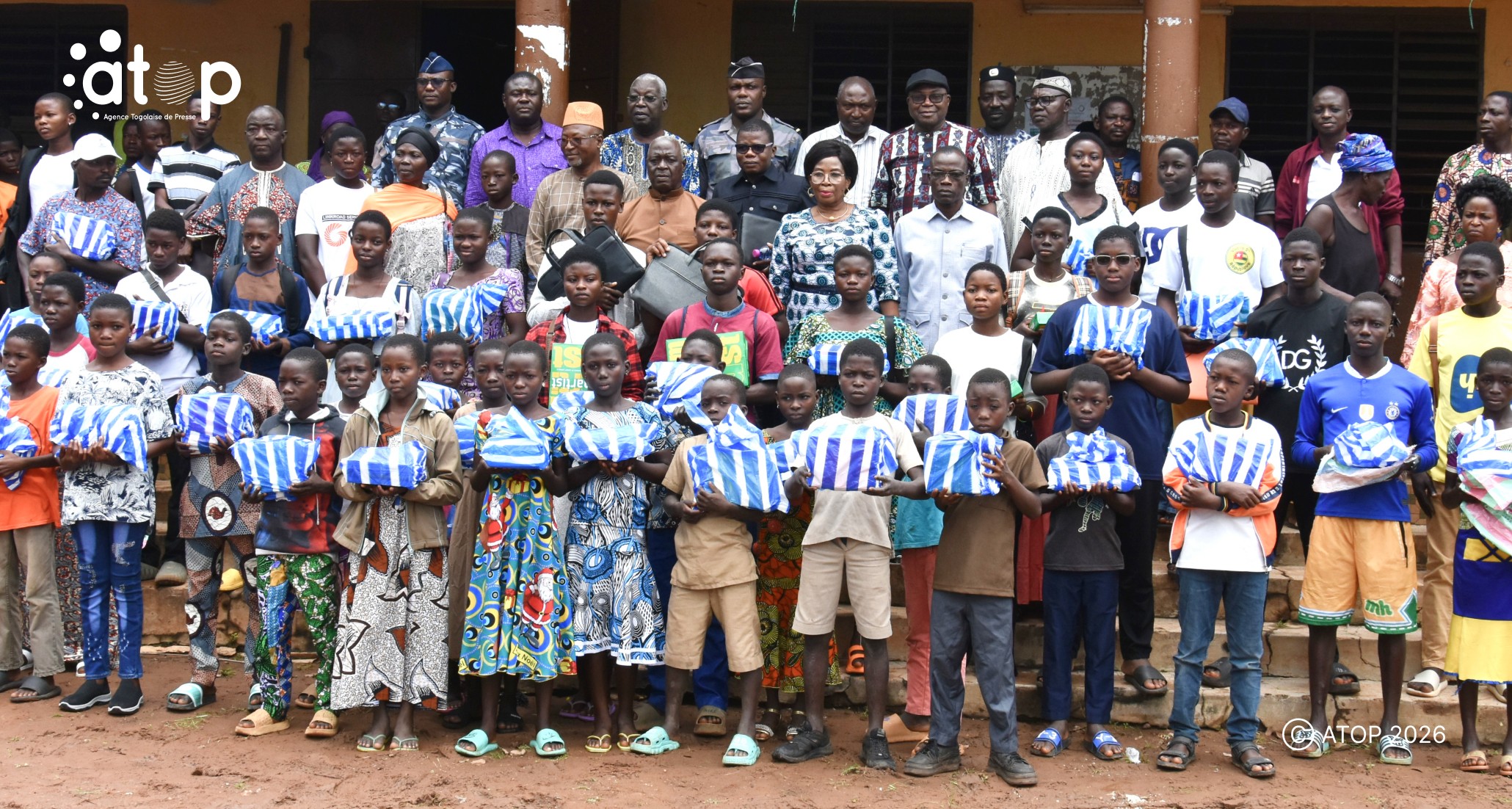 16 Les officiels et beneficiaires de Niamtougou ont pose