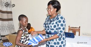 17 Mme Abougnima remettant un kit a une beneficiaire a Defale