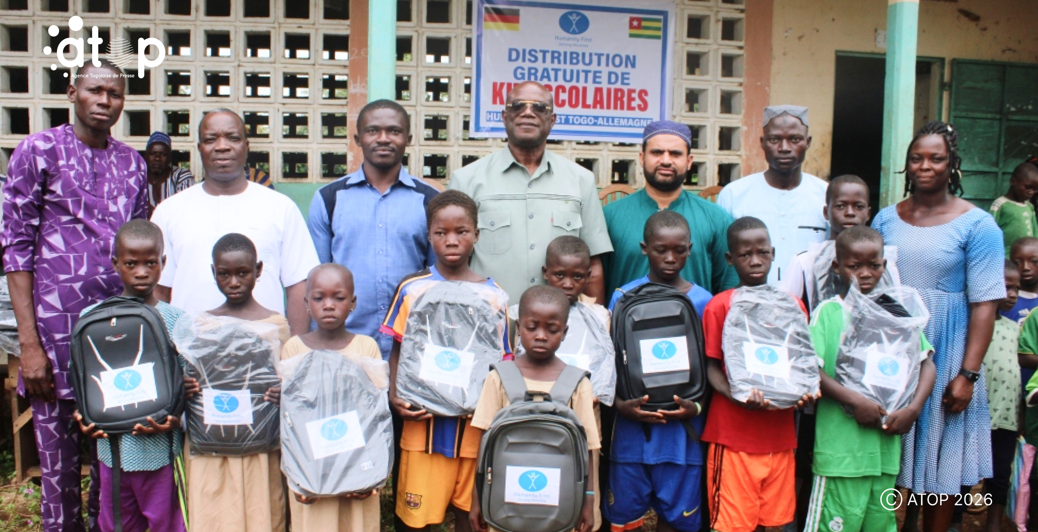 17 Photo de famille de certains beneficiaires avec les autorites locales