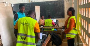 19 Des citoyens dans une salle denrolement