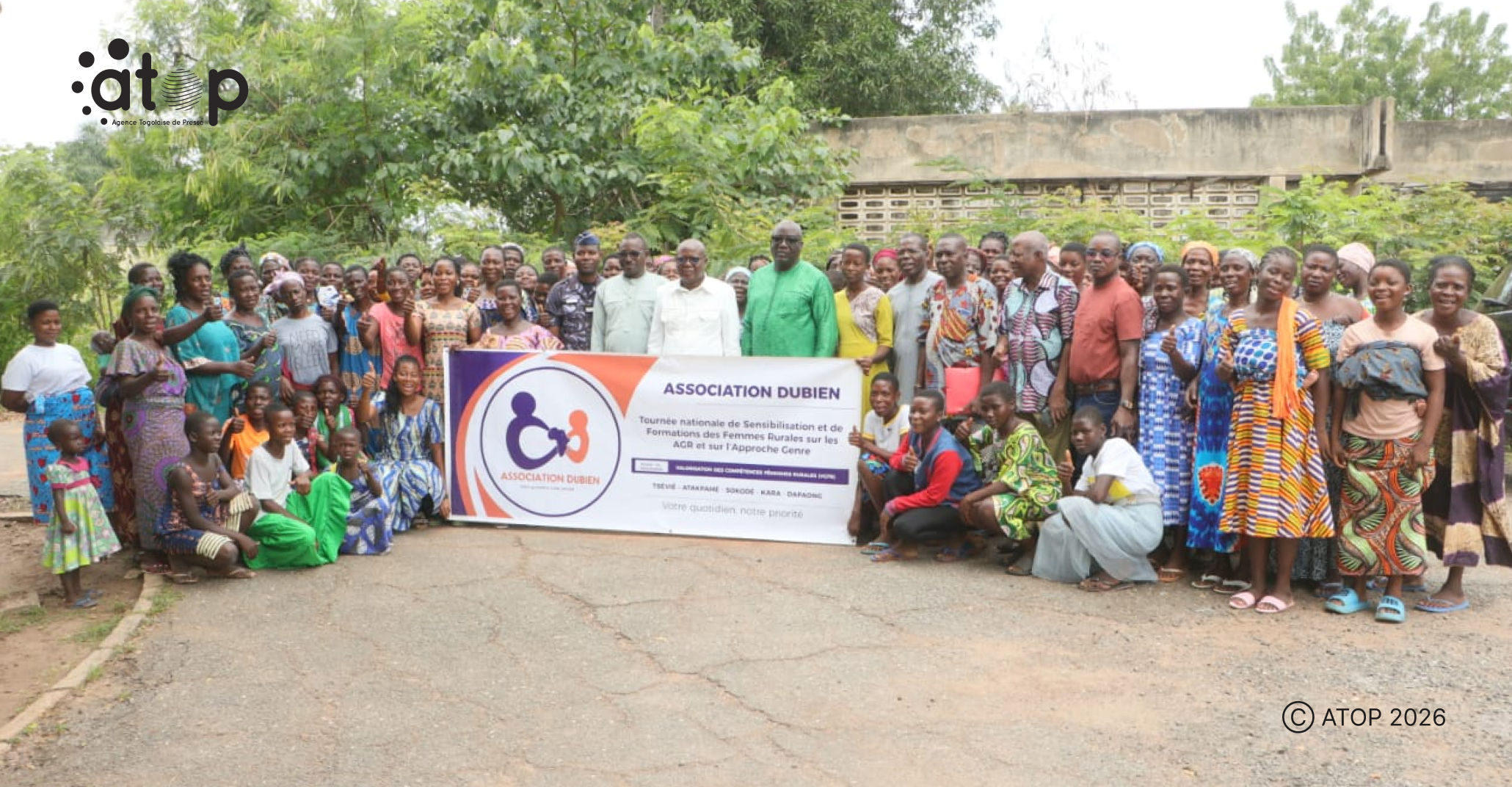 19 Les femmes beneficiaires de la formation en photo avec les autorites locales