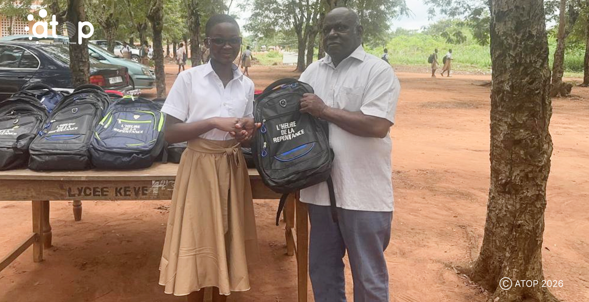 Avé : Des cadres UNIR encouragent l’excellence scolaire par la remise de kits aux meilleurs élèves 1 2 Le SP remettant le kit a une des beneficiaires au lycee de Keve
