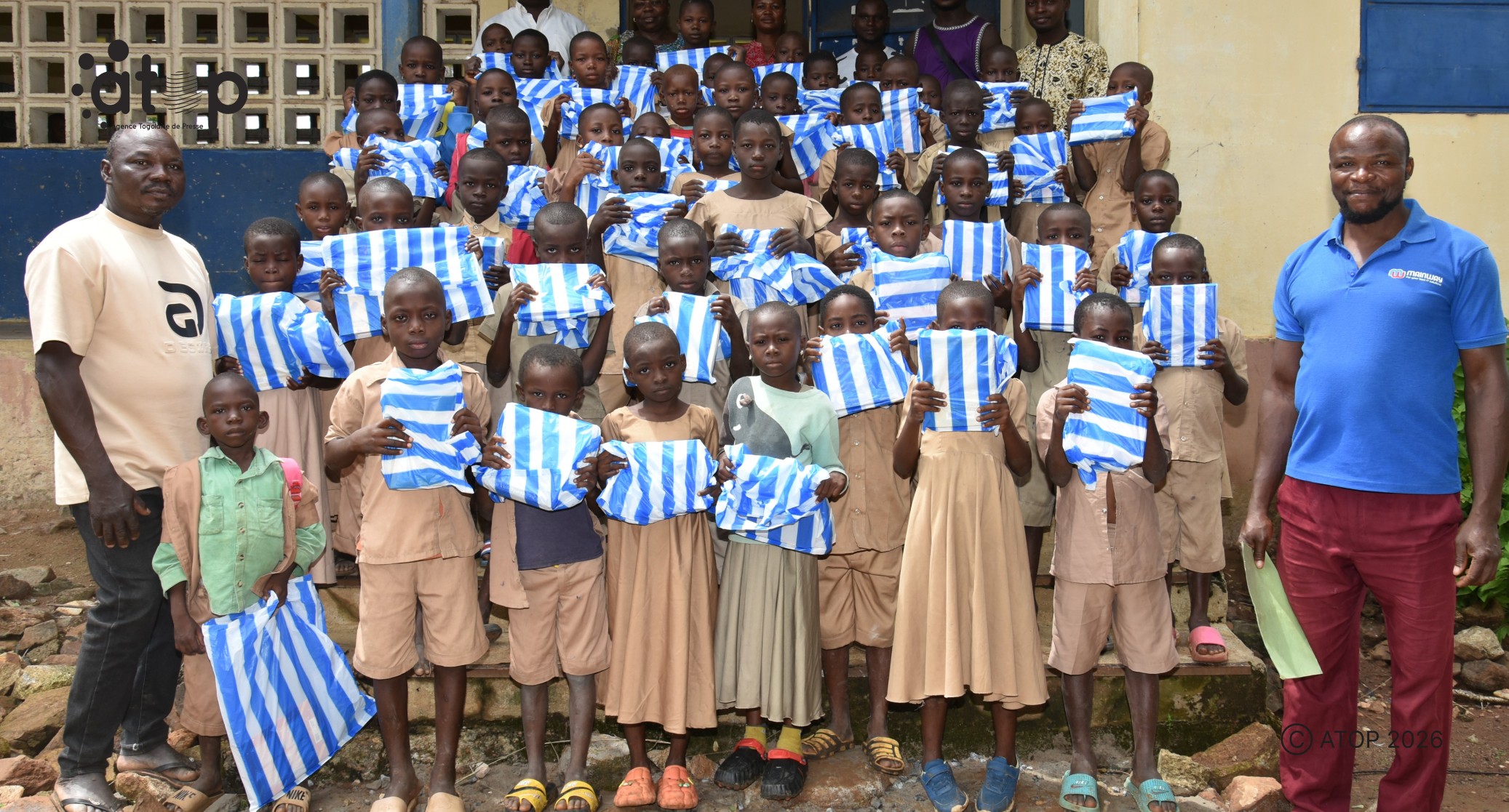 Kozah : 200 élèves démunis de l’EPP Lama-Pitiyé bénéficient de fournitures scolaires 1 20 Echantillon de beneficiaires donateur parents et enseignants ont pose