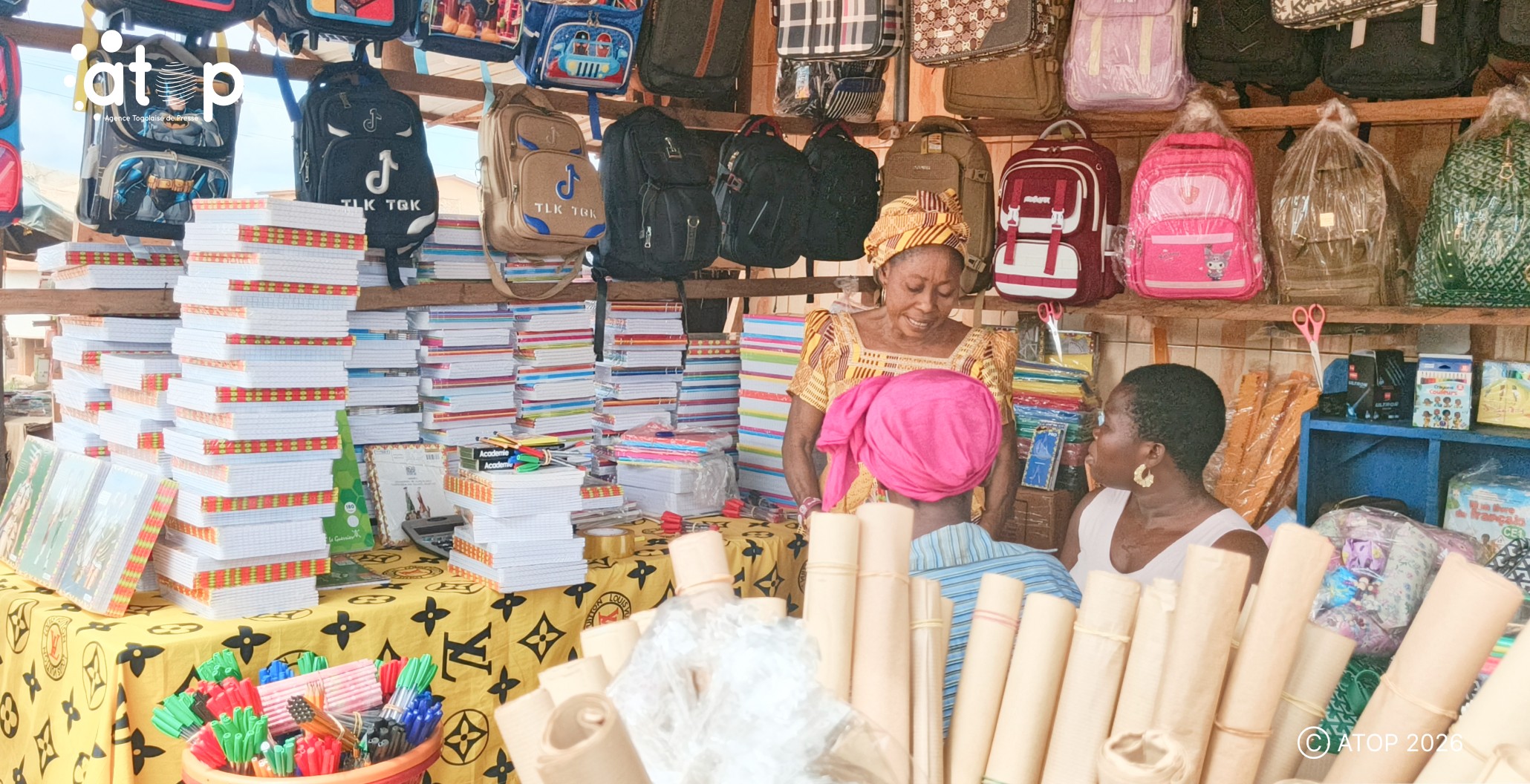 21 Mme Juliette Djidjogbe Debout presente des fournitures aux clients