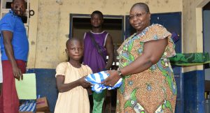 Kozah : 200 élèves démunis de l’EPP Lama-Pitiyé bénéficient de fournitures scolaires 2 21 Remise symbolique a une beneficiaire
