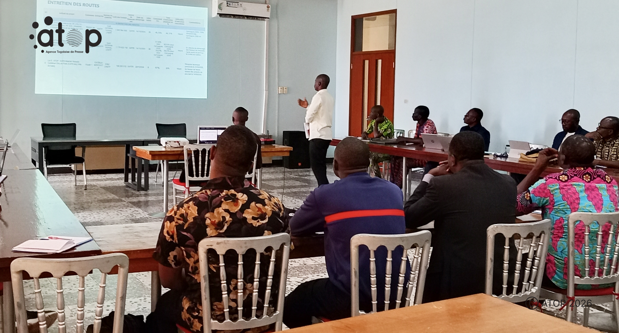 23 Le charge du secteur des TB presentant son rapport dactivites trimestrielles