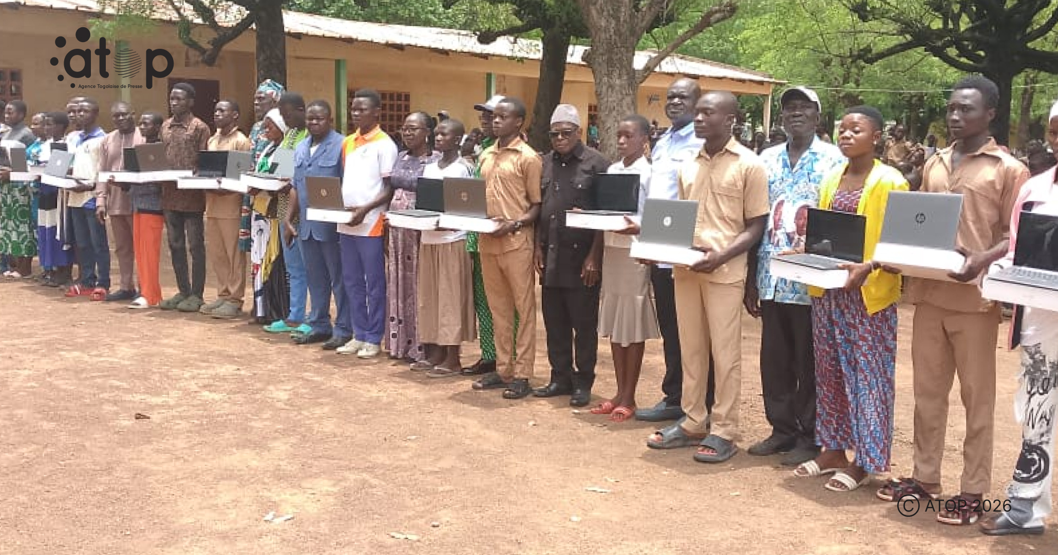 23 Officiels et beneficiaires munis de leurs PC ont pose ensemble