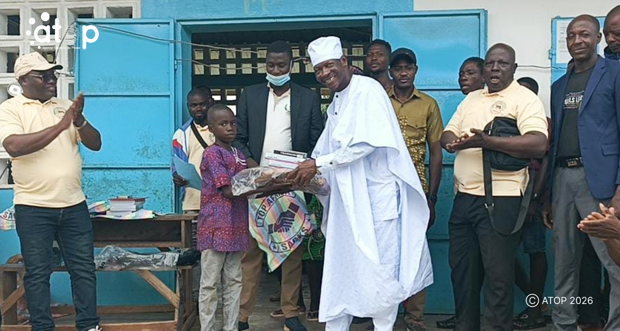 23 Un eleve meritant recevant son kit scolaire