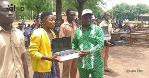 24 Lhonorable Gani remettant un PC a une eleve beneficiaire