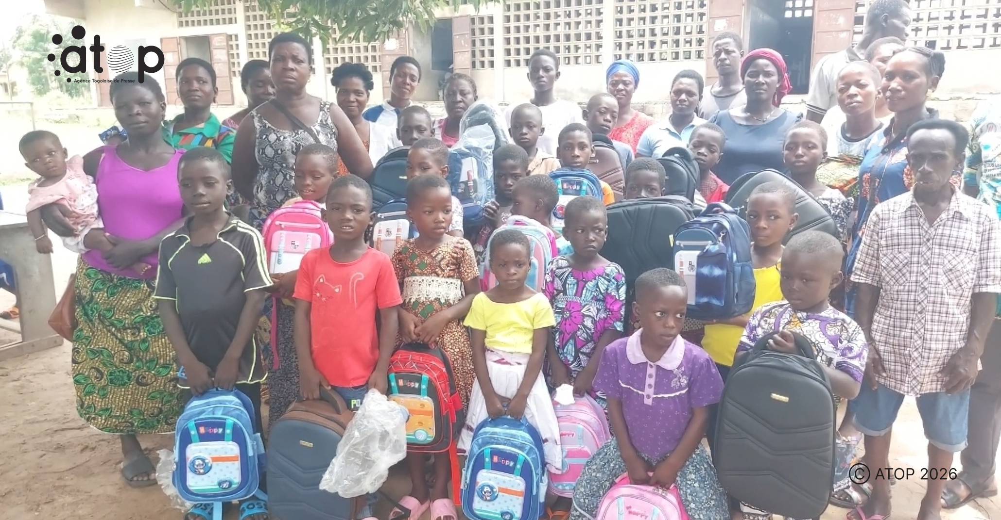 27 Les beneficiaires de Kpele posant avec les membres ACDI
