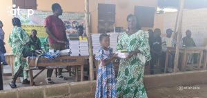 27 Une veuve a remis un kit a une beneficiaire
