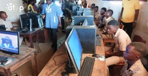 Wawa : Le lycée moderne d'Ounabé bénéficie de matériel informatique 2 28 Salle informatique