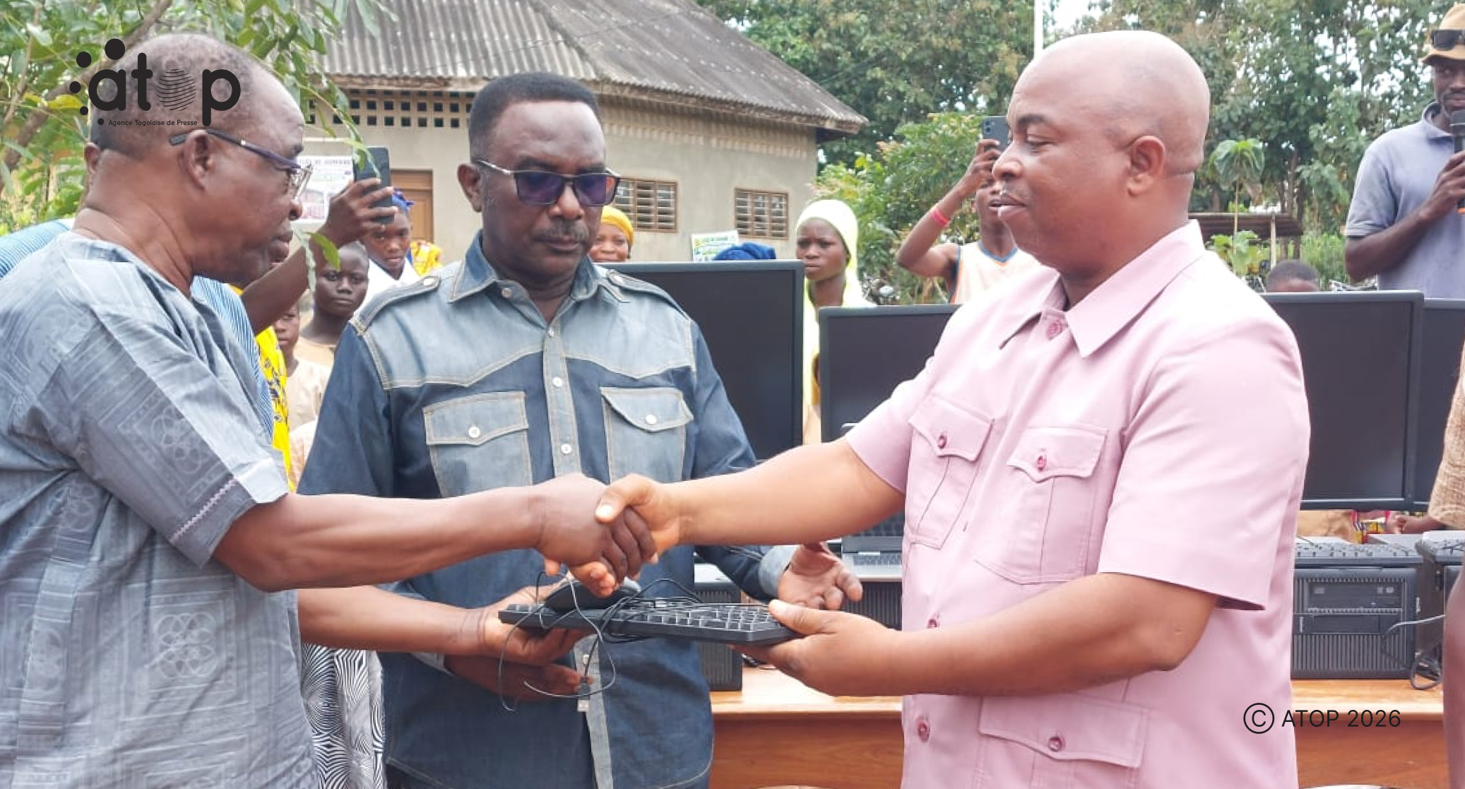 Wawa : Le lycée moderne d'Ounabé bénéficie de matériel informatique 1 29 Le conseiller regional Yintoumi Kodjo Akanava remettant symboliquement le materiel au chef dinspection