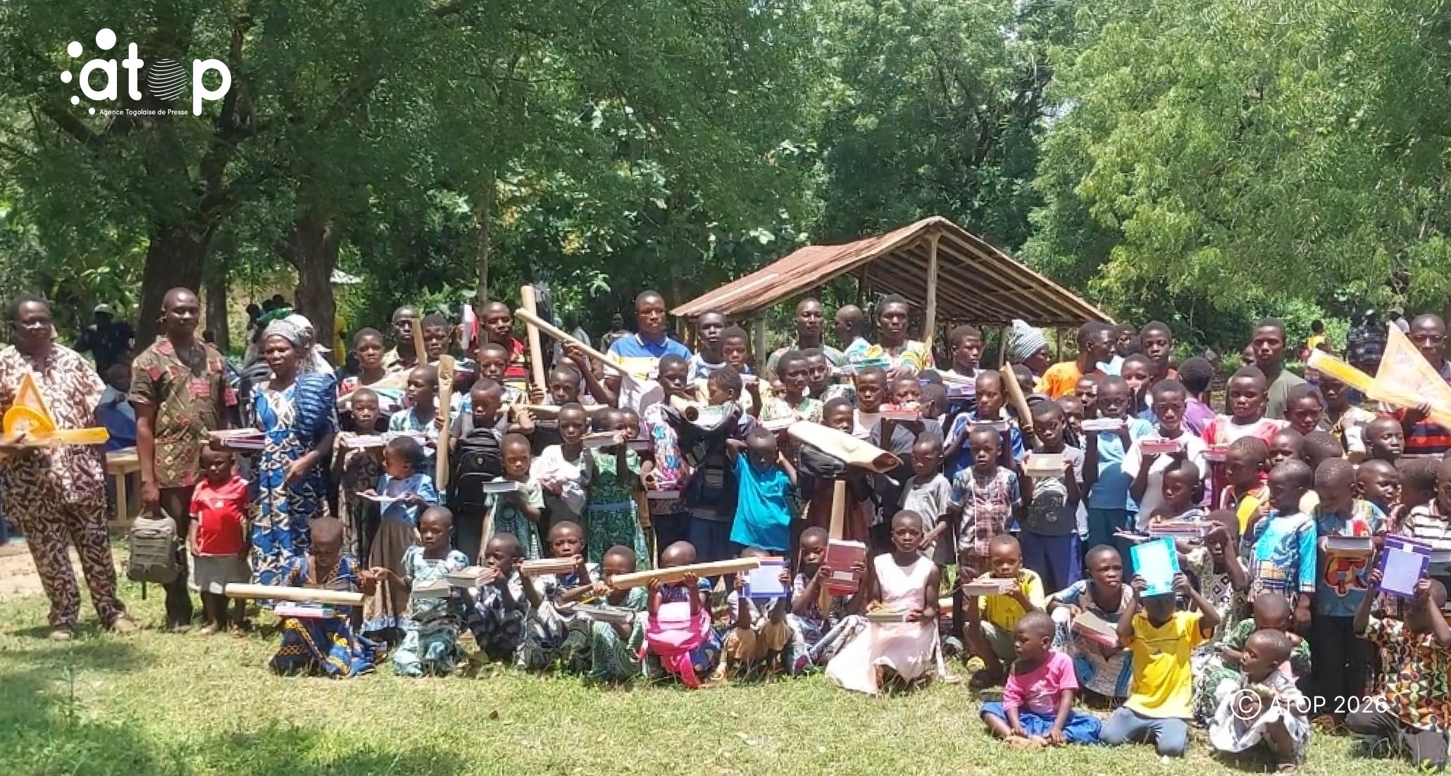 29 Les beneficiaires posant anvec les autorites locales