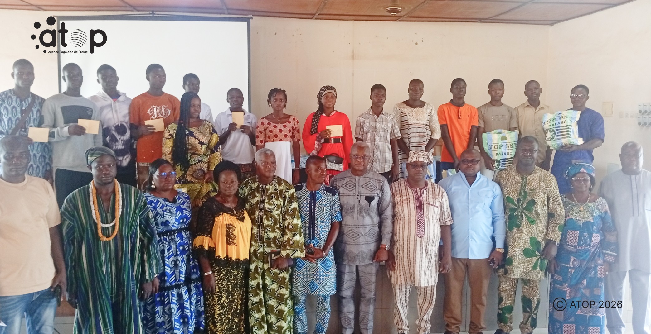 3 Photo de familles des beneficiares et des officiels