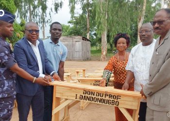 Ogou : Des tables-bancs au CEG Datcha Campement