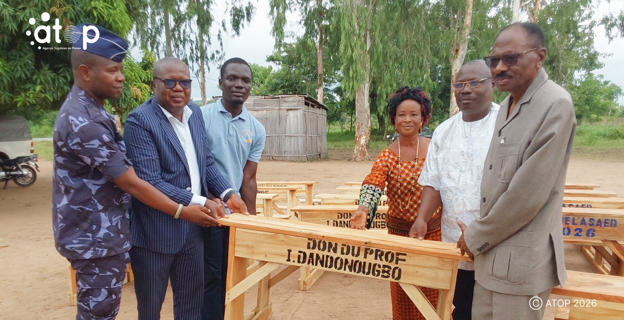 Ogou : Des tables-bancs au CEG Datcha Campement 1 30 Le maire et son partenaire a gauche remettant le don au chef dinspection assiste du vice president du conseil