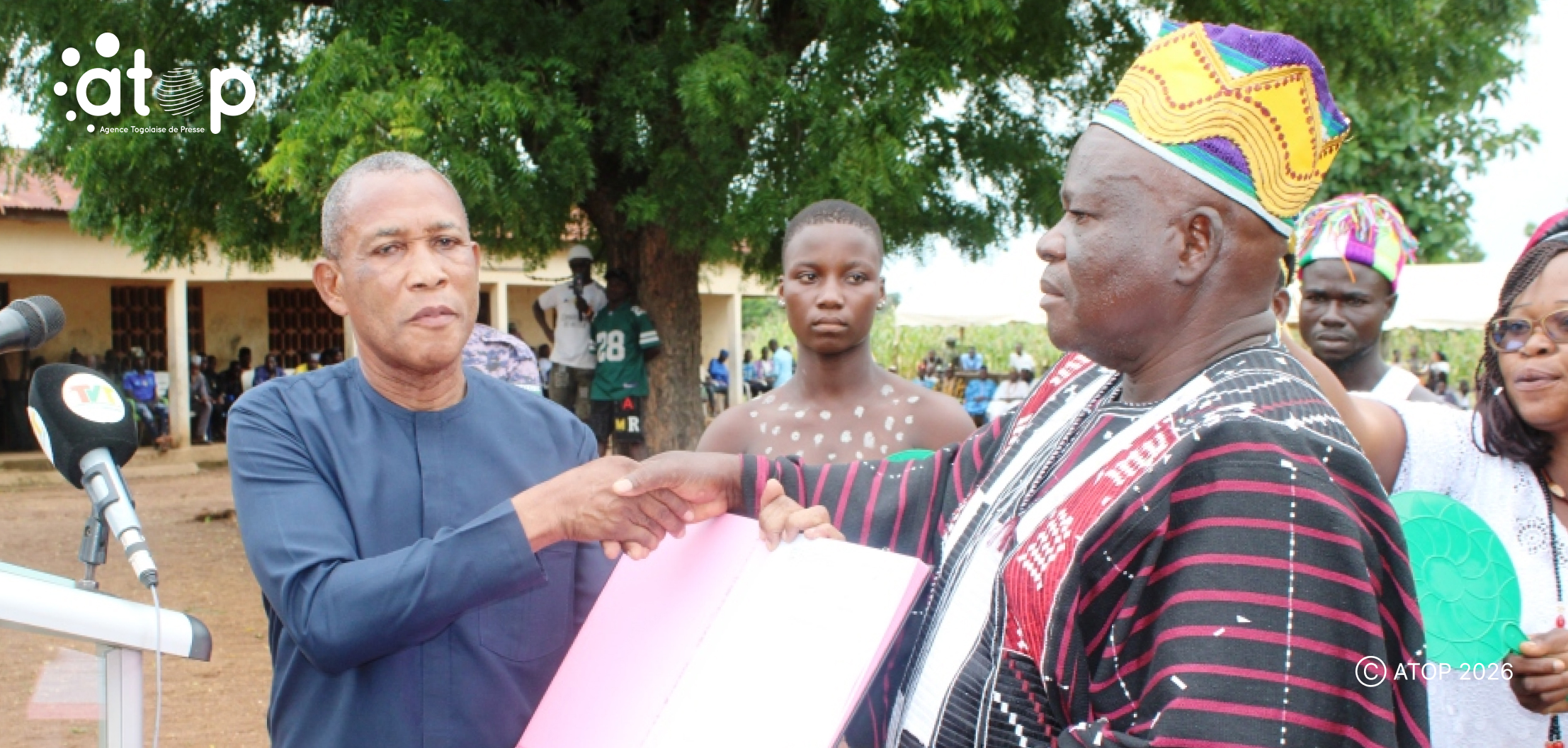 Dankpen : Gbama Mougnimba reconnu chef du canton de Natchitikpi 1 31 Le gouverneur remettant le document de reconnaissance au nouveau chef de canton de Natchitikpi