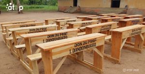Ogou : Des tables-bancs au CEG Datcha Campement 2 31 Vue partielle des tables bancs.