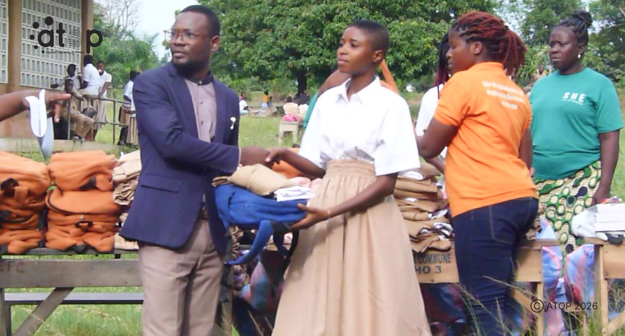 32 Remise symbolique au beneficiaire
