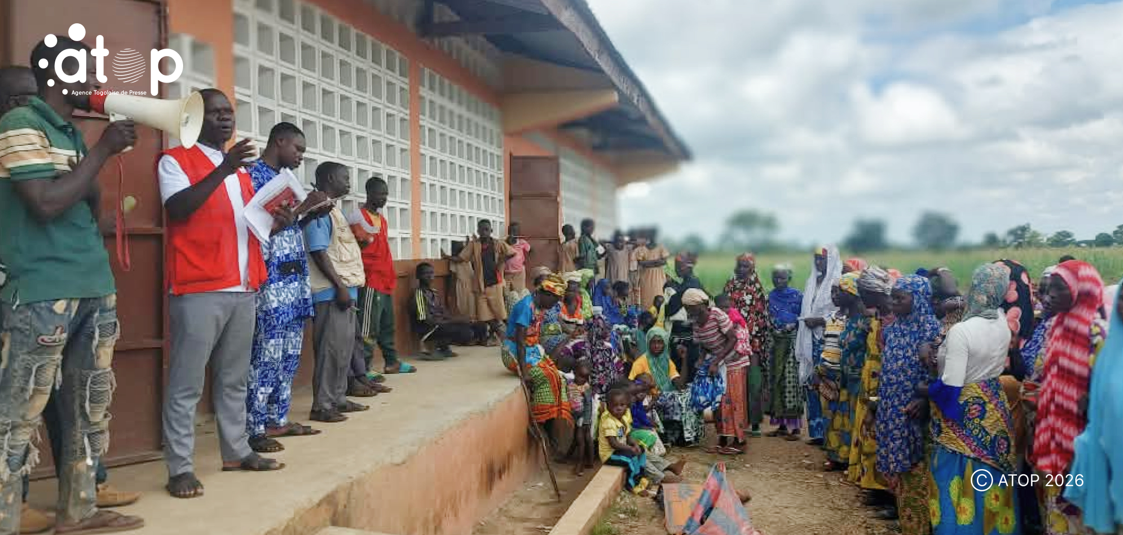 Des simulations face aux inondations dans six localités de l’Oti et de l’Oti-Sud 1 37 M. Karabou gilet rouge sadressant a la population de Nalogbandi dans lOti sud 1
