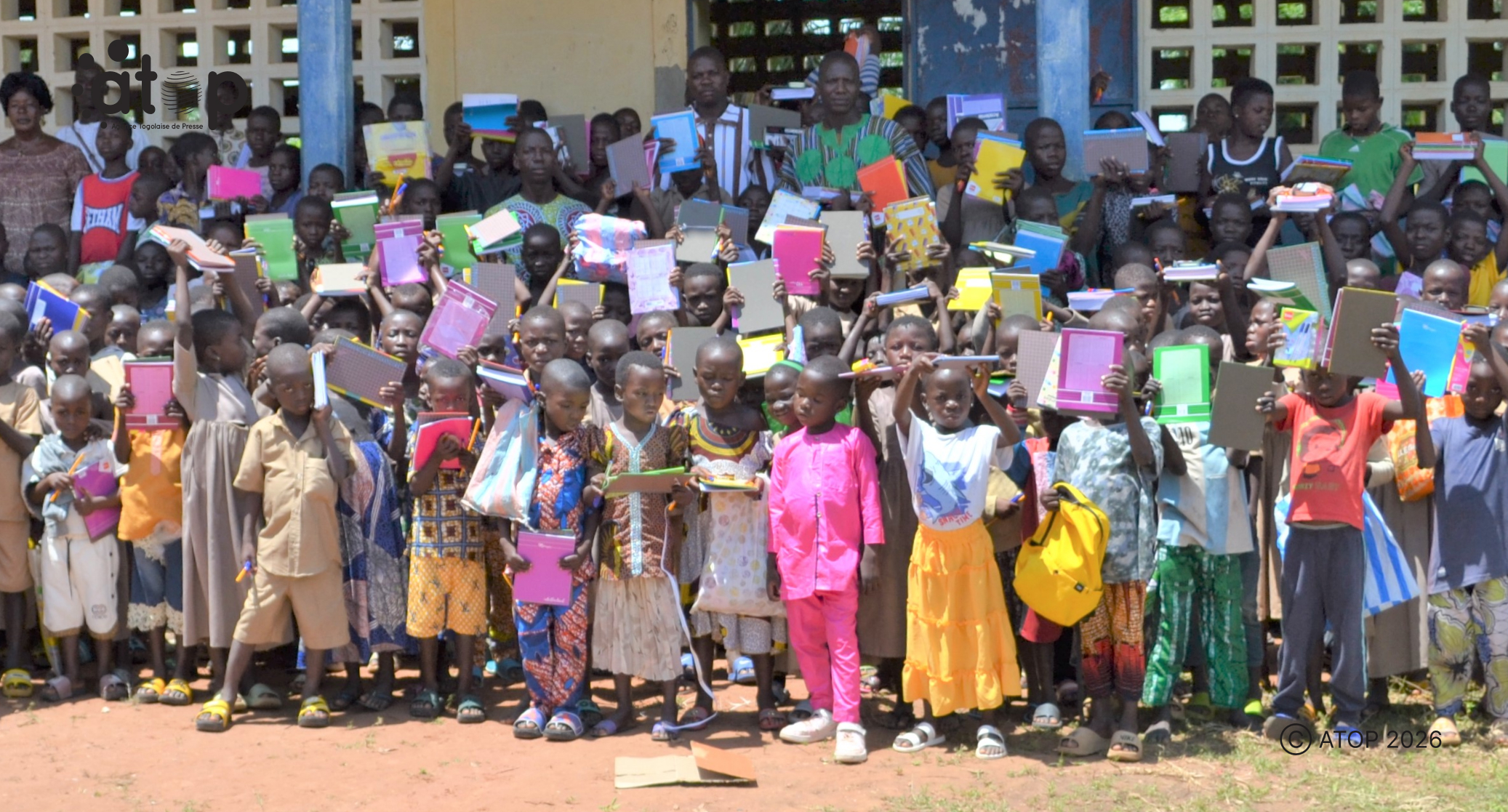 37 beneficiaires et donateurs a lissue de la ceremonie